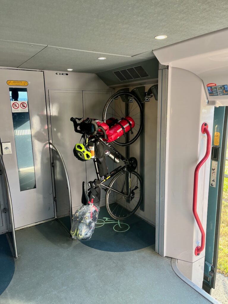 Vélo accroché dans le TER